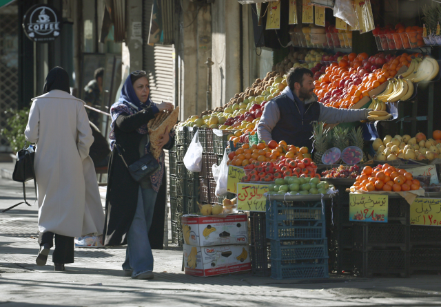 Trump'tan İran'daki protestoculara destek: Silahlarımız hazır, onları kurtarmak için ateş etmeye hazırız