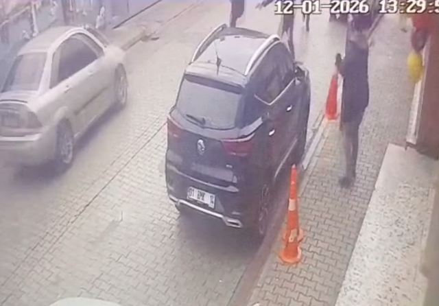 Öğretmene okulun önünde dehşeti yaşattı! Önce yumruk attı sonra ateş etti