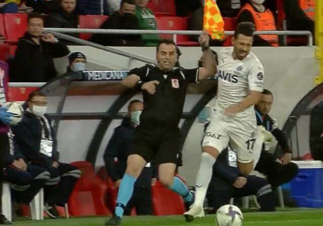 Göztepe-Fenerbahçe maçına damga vuran an! Hakem bayrağını İrfan Can Kahveci'nin gözüne soktu