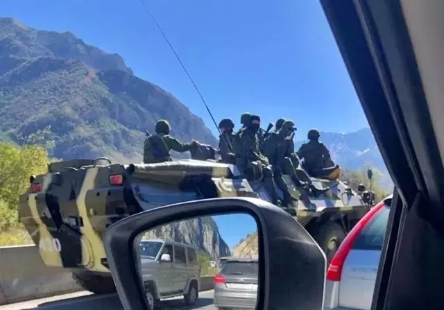 Polonya ve Türkiye'den sonra Rusların yeni adresi Gürcistan! 20 kilometrelik kuyruk oluşturdular