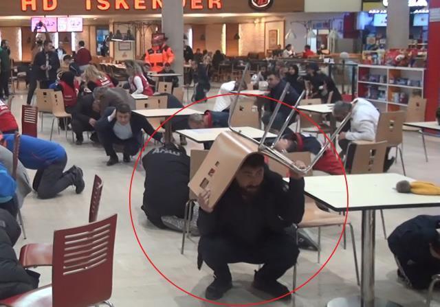Deprem tatbikatından ilginç anlar! Komutu yanlış anladı, ne yaptığını kimse anlamadı