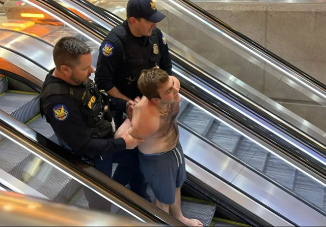 Havalimanında çıkan silahlı ve bıçaklı kavgada 4 kişi yaralandı