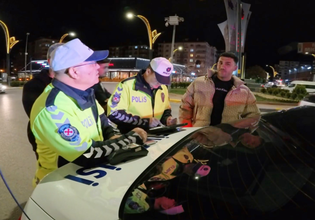 Trafik kontrolünde çılgına döndü, gazeteciye 'Kaburgasız' dedi