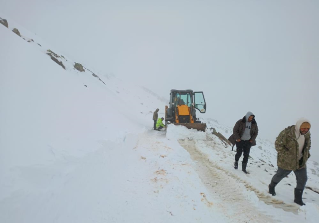 Şehirde kar kalınlığı 30 santimetreyi buldu, çoban sürüsüyle birlikte mahsur kaldı
