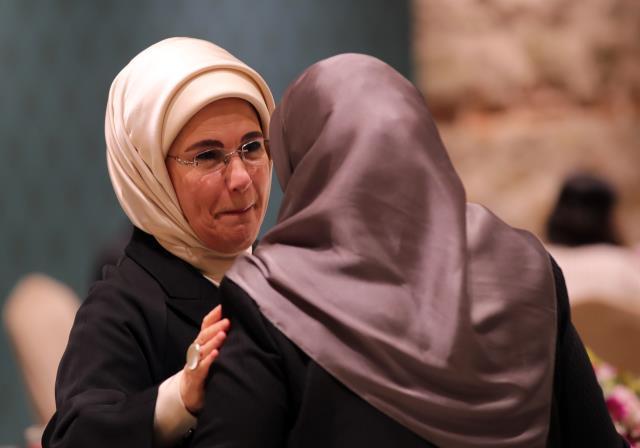 Cumhurbaşkanı Erdoğan ve eşi Emine Erdoğan şiddet mağduru kadınlarla iftar yemeğinde buluştu! Bir kare yürek parçaladı