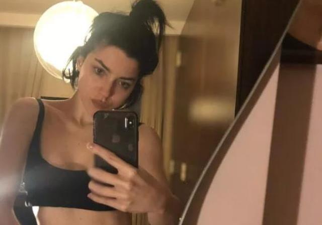 Ünlü oyuncu Merve Boluğur durulmuyor! Bu sefer de ceketinin düğmelerini açıp sütyenle poz verdi