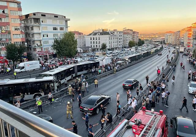 Avcılar'da iki metrobüsün kafa kafaya çarpıştığı kazadan gelen ilk görüntüler korkunç