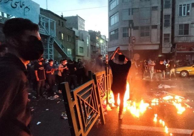 İran Cumhurbaşkanı, başörtüsü takmayı reddeden İranlı gazeteciyle röportajını iptal etti