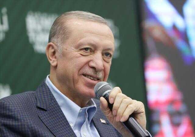 Cumhurbaşkanı Erdoğan yine mikrofonu eline aldı! Bu sefer 'Asmam Çardaktan' türküsünü söyledi