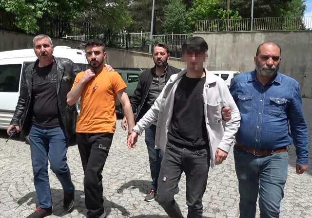 Kız arkadaşlarına laf atan genci karnından ve boynundan bıçakladı