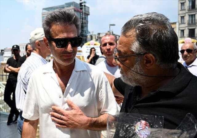 Sanatçı Özkan Uğur için Taksim Camii'nde cenaze namazı kılındı