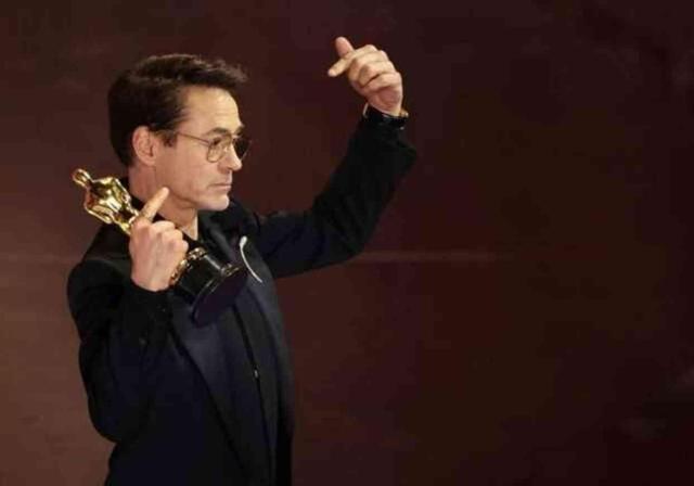 Oyuncu John Cena, Oscar Ödülleri'nde sahneye çıplak çıktı