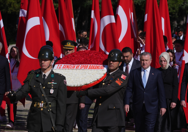 Bakan Bak, gençler ve sporcularla Anıtkabir'i ziyaret etti