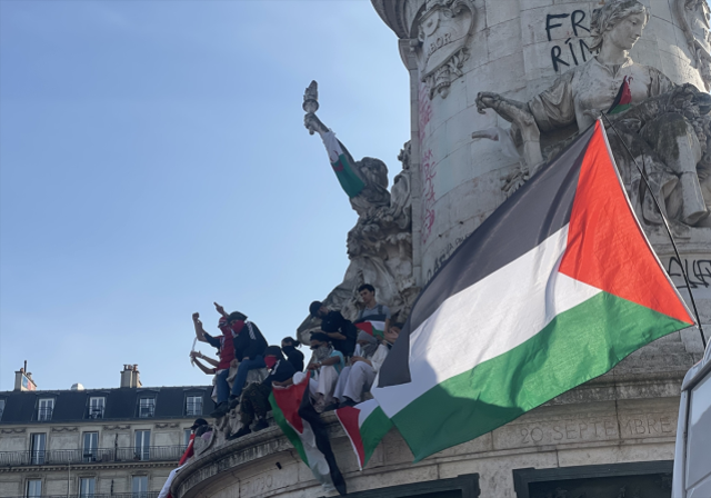 Paris'te on binlerce kişi Madleen aktivistlerinin serbest bırakılması için toplandı