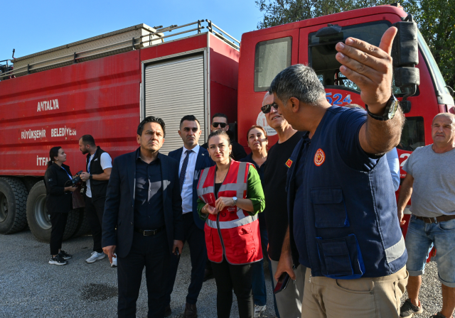 Muğla ve Antalya günlerdir yanıyor! Ekipler ölümden döndü, rüzgar alevleri harlıyor