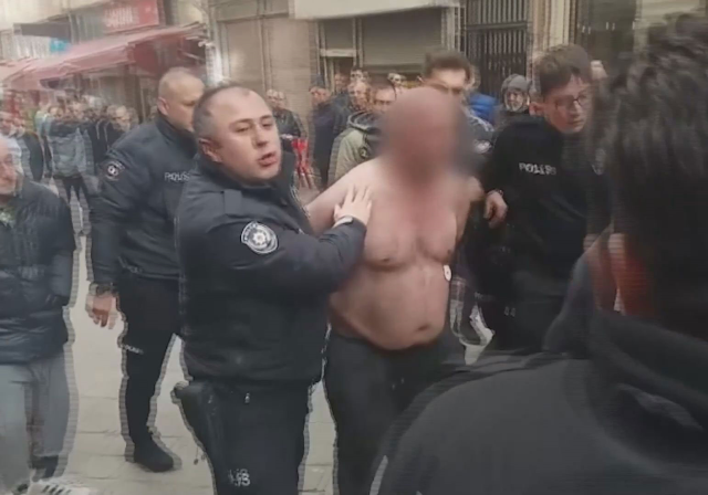 Samsun'da çıplak halde caddede dolaşan şahıs gözaltına alındı
