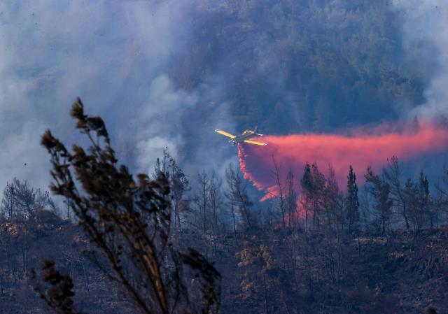 Marmaris'te alevlerle mücadele devam ediyor! Bakan Kirişçi son durumu paylaştı: Yaklaşık 3 bin hektarlık alan yangından etkilendi