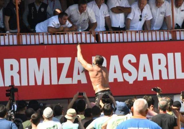 Kırkpınar'da ortalık karıştı! Hakem kulesine tırmanan Başpehlivan Şaban Yılmaz'ı polis zor durdurdu
