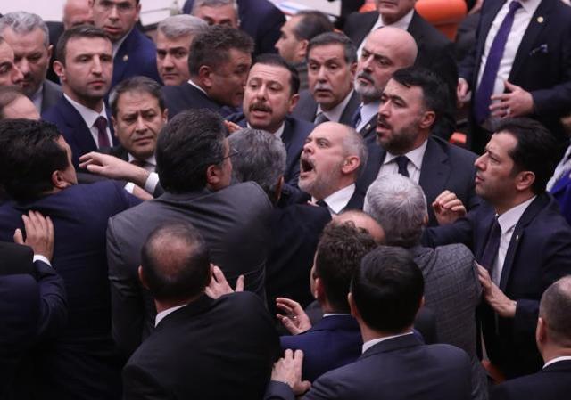 TBMM'de bütçe görüşmelerinde milletvekilleri arasında arbede