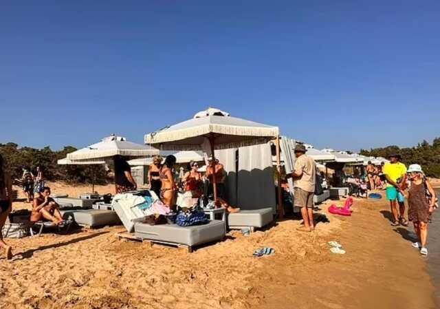 Yunanistan'da 'Havlu hareketi' sonrası plajlardaki şezlonglar bir bir toplandı. İşletme sahipleri alarma geçti