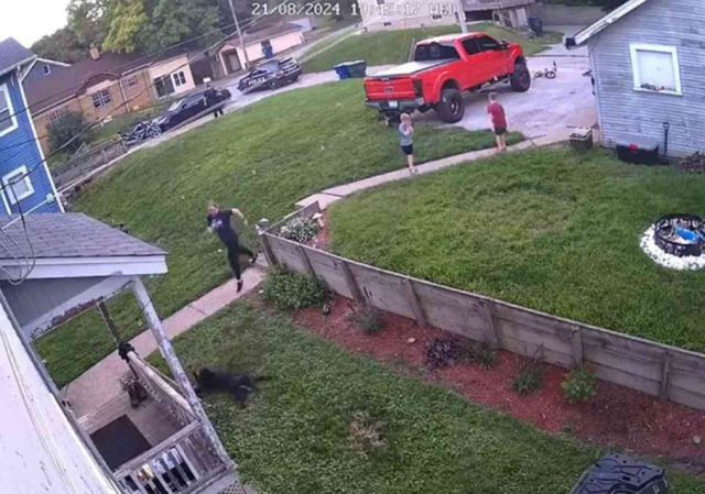 Polis memuru, çocukların gözü önünde kendisine saldıran köpeği öldürdü