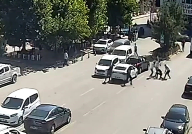 Kombi tartışması hastanede bitti: 5 kişi kiracıyı cadde ortasında sopalarla dövdü