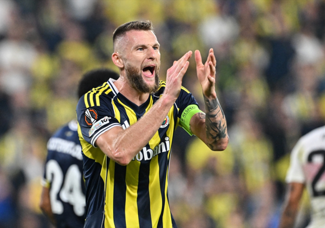 Atılan manşetleri görmeniz lazım! Bütün ülke Fenerbahçe'yi konuşuyor
