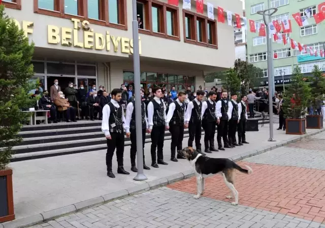 Trabzon'da yaşayan köpek, kemençe sesini duyunca yerinde duramadı! İşte o anlar