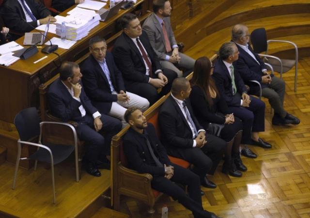 Dünyaca ünlü futbolcu Neymar sanık koltuğunda! Suçlamayı reddedip topu babasına attı