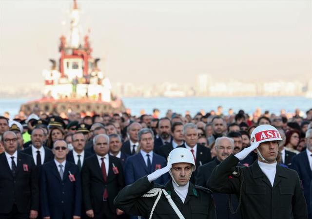 Saat 09.05'te tüm Türkiye'de hayat durdu! Ulu Önder Mustafa Kemal Atatürk için bir dakikalık saygı duruşu