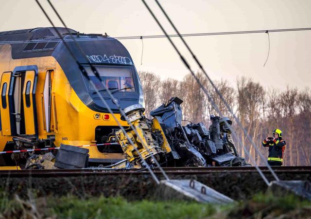 Hollanda'da yolcu treni raydan çıktı: 1 ölü, 30 yaralı