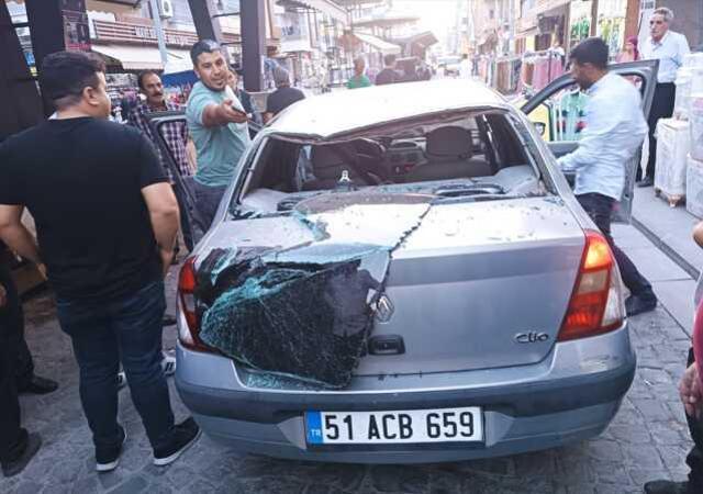 Seyir halindeki otomobilin üzerine evin damındaki keçi düştü