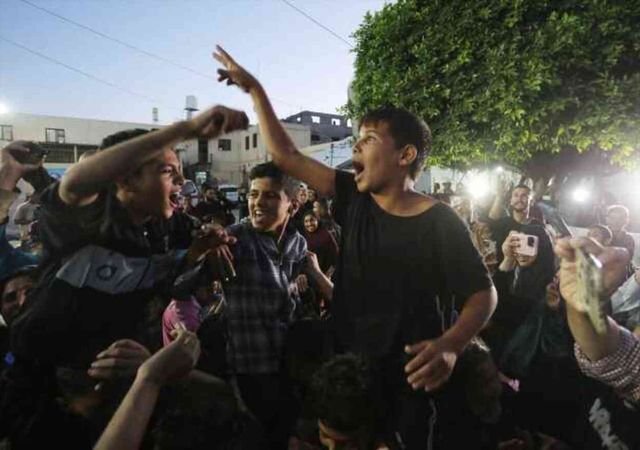Hamas'ın ateşkes teklifini onaylaması sonrası Gazze'de sevinç gösterileri düzenlendi
