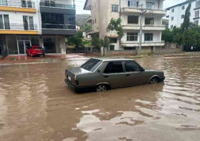 Meteoroloji'nin sarı kodla uyardığı 7 kent, sağanağa teslim oldu