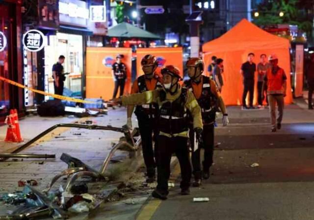 Güney Kore'nin başkenti Seul'da bir araç, kırmızı ışıkta bekleyen yayalara çarptı: 9 kişi öldü, 4 kişi yaralandı