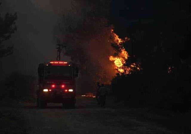 İzmir'de orman yangını! Alevler yerleşim yerlerine kadar yaklaştı, vatandaşlar seferber oldu