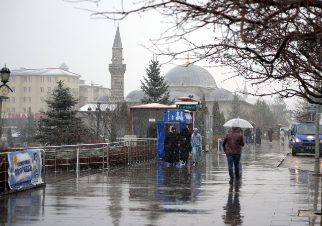 Erzurum kar yağışının ardından beyaza büründü