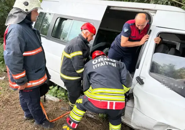 Ordu'da minibüs ile otomobil çarpıştı: 16 yaralı