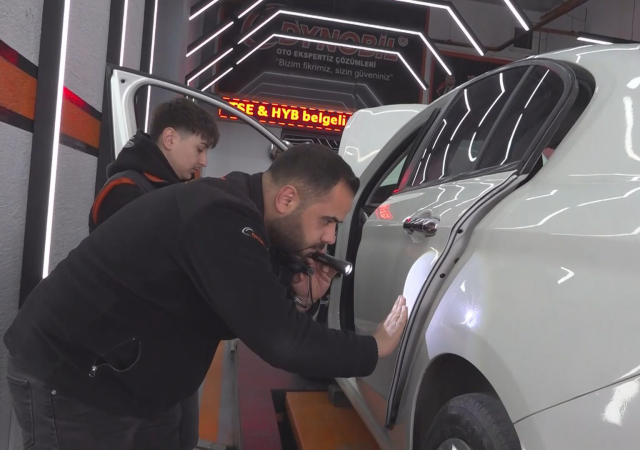 Aracını satmak isterken alıcıya cebinden para verdi! Eksperde çıkan detay şoke etti