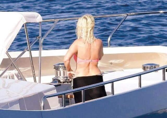 Mavi tura çıkan Seda Sayan, teknesinde Ebru Gündeş şarkıları dinleyip efkarlandı