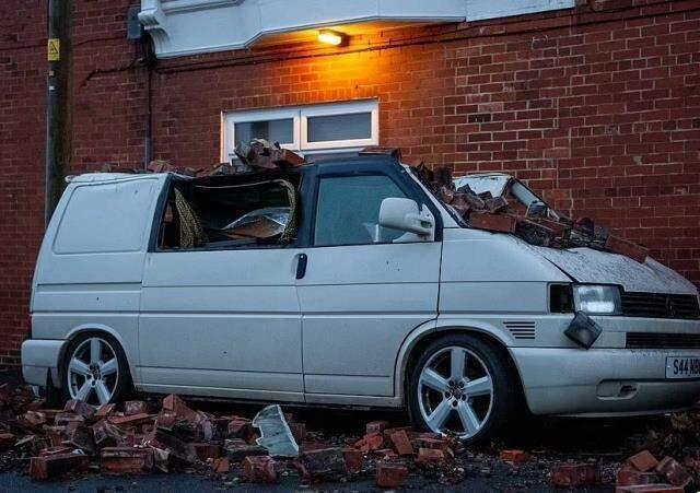 İngiltere felaketi yaşıyor! Şiddetli fırtına otobanda koca tırı devirdi