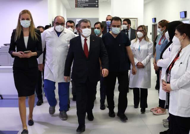 Son Dakika: Bakan Koca, hatırlatma dozu olarak yerli aşı TURKOVAC'ı yaptırdı! Vatandaşlara da müjdeyi verdi