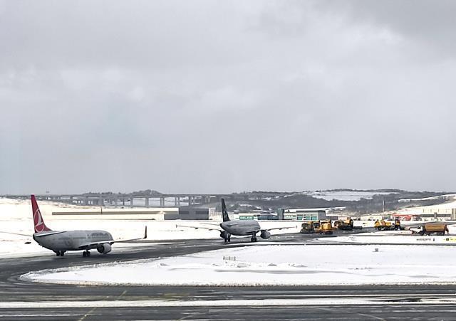 Son Dakika: Yoğun kar yağışı nedeniyle İstanbul Havalimanı'ndaki tüm uçuşlar durduruldu
