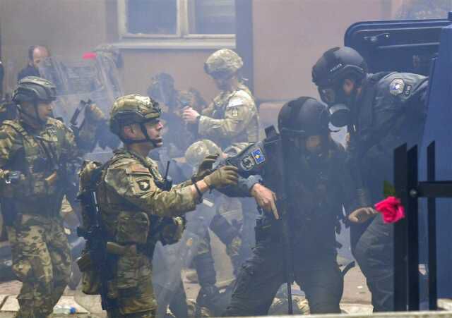 Kosova alev alev! Arnavut belediye başkanı istemeyen Sırp göstericiler NATO askerleriyle çatıştı: Çok sayıda yaralı var
