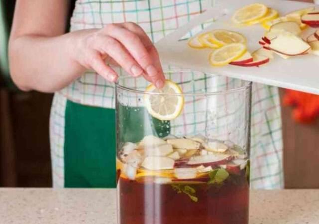 Soğuk çay nasıl yapılır? Evde şeftalili ve limonlu ice tea yapımı