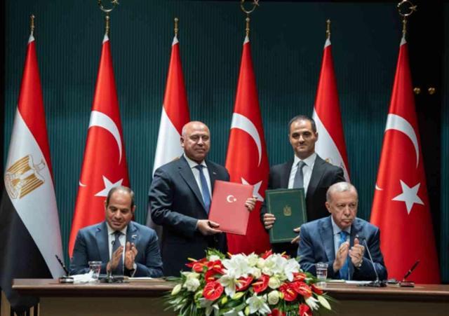 Cumhurbaşkanı Erdoğan, Sisi'yi 'Rabia' işaretiyle uğurladı