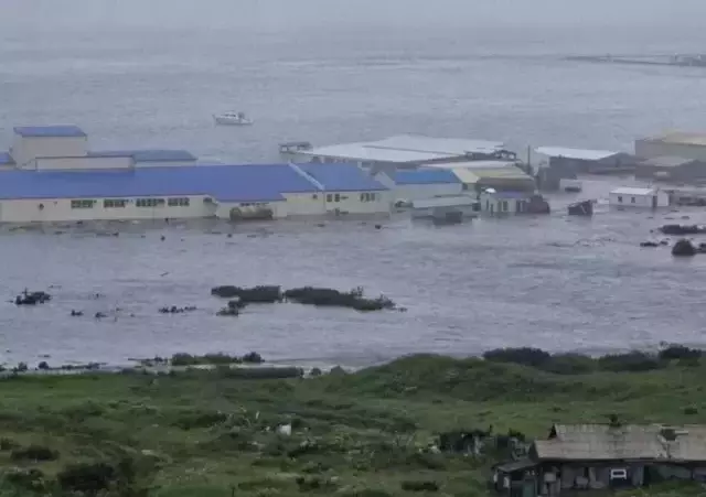 8.8'lik depremin ardından ilk tsunami dalgaları iki ülkeye ulaştı! İşte o anlar