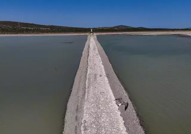 Barajda su seviyesi düştü, eski İzmir-Çeşme kara yolu ortaya çıktı