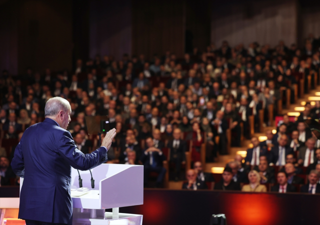 Sahnede duygusal anlar! Bilal Erdoğan babasıyla önce tokalaştı sonra...