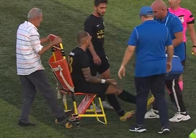 Türkiye Kupası'nda sedye krizi! Sakatlanan futbolcu başına gelenlerden sonra sahadan koşarak çıktı